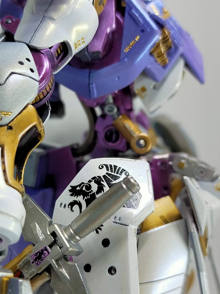 両サイドのグリムゲルデから流用した剣はボールドウィン家の紋章のデカールを