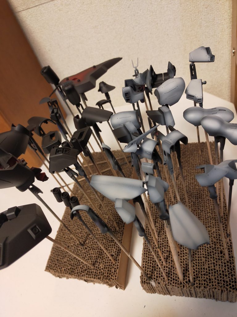 サフ下地を2種類の色味にする事で濃淡を出してみる事に。本塗装の赤は調色した赤一種類で行きました。赤は写真と実際で見え方が大分変わるので表現が難しいですね。最後まで閲覧ありがとうございました！