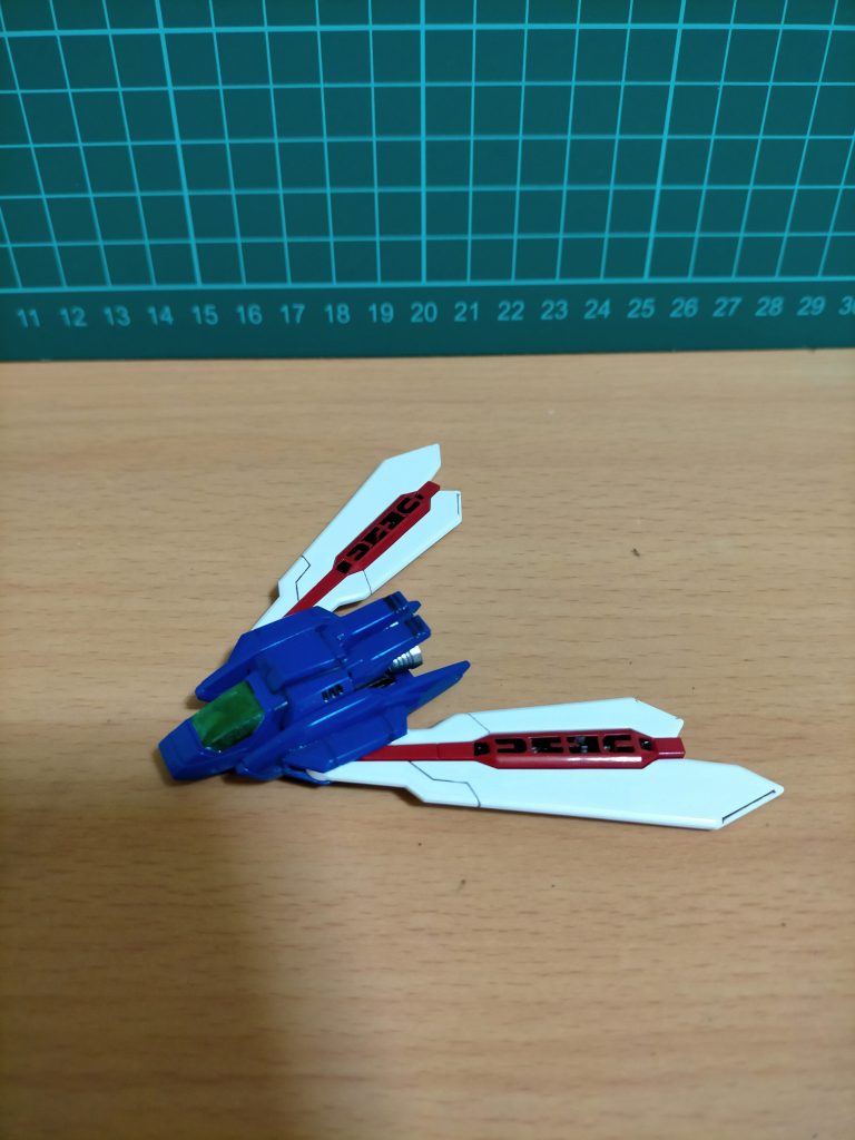 コアランダー:GFがMFに乗り込む際に使用する小型ビーグル。がっつり肉抜き穴が有りますが、本来とはL/R逆に取り付けてあります。この状態で置いとく事はないのでドッキング時の後方バーニアとして塗り分けしてみました。