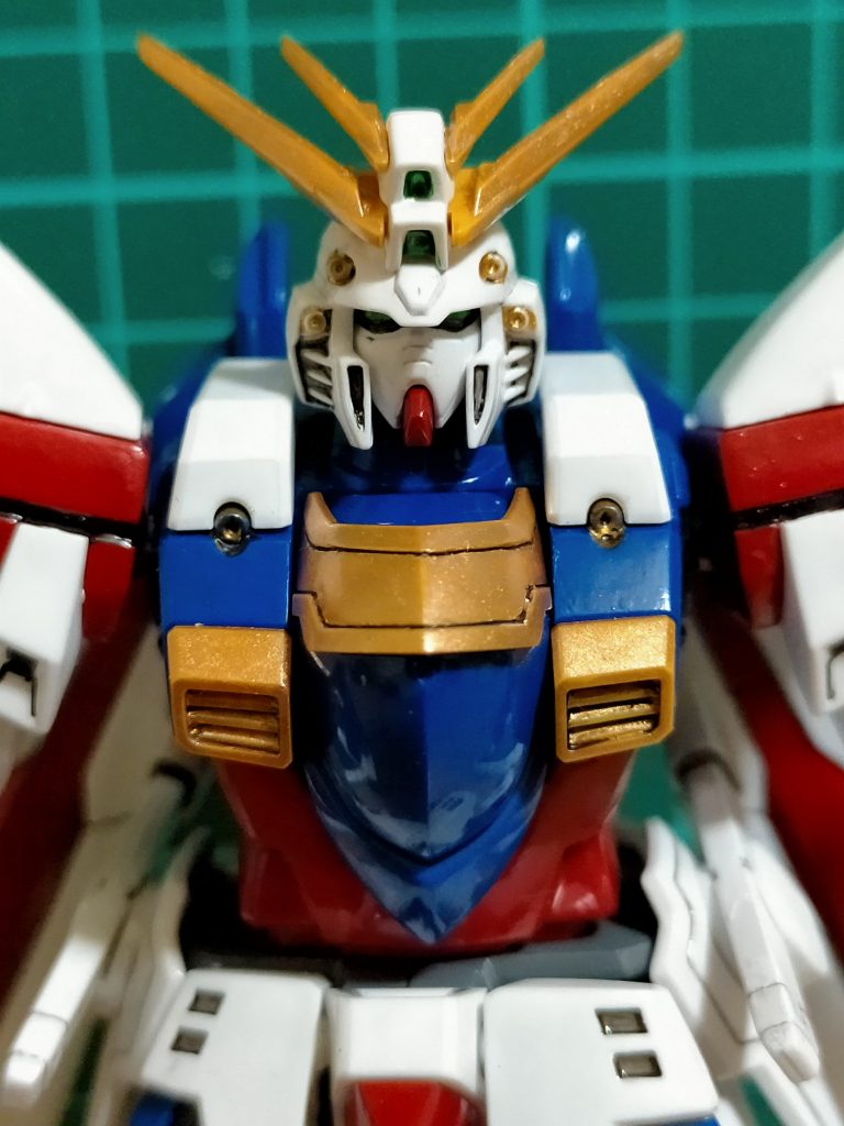 頭部バルカン砲:脳波とリンクして操作される4門の機関砲マシンキャノン:肩部に2門装備する重機関砲。3連バレルを持ち破壊力も高い