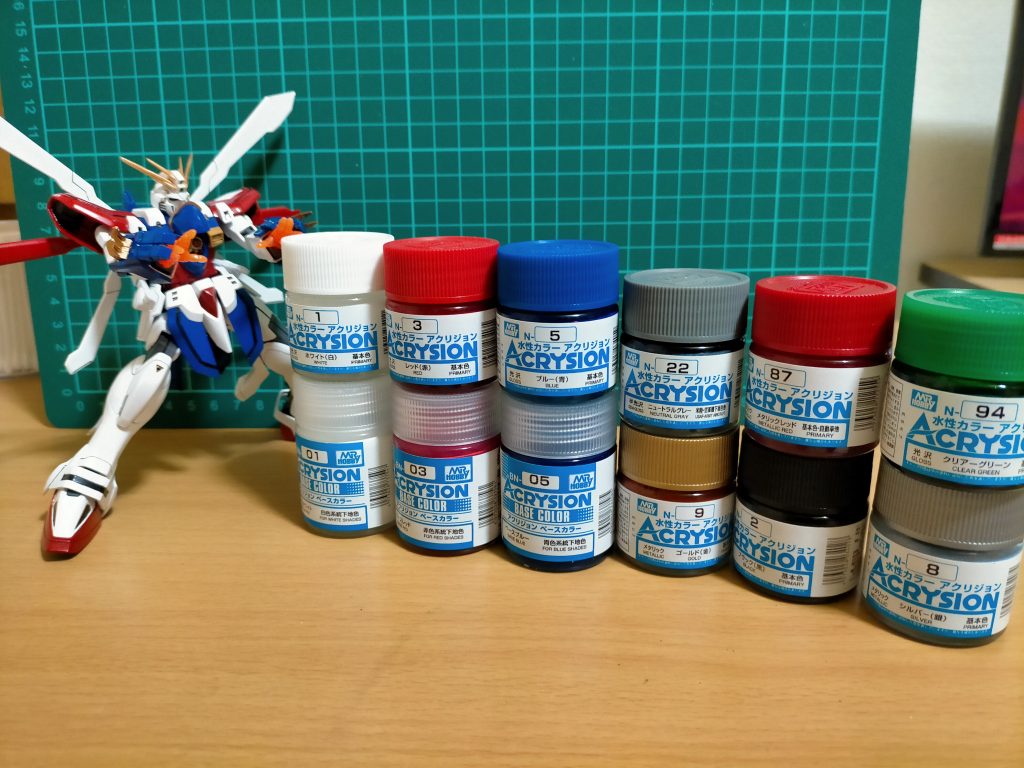 塗装レシピ:墨入れ以外全てアクリジョン機体白:ベース白→白機体赤:ベース赤→赤機体青:ベース青→青機体黄:ゴールド機体関節等:ニュートラルグレー機体差し色等等:シルバー、クリアー緑、　　　　　　　　　　　　　　　　　　　　　　　　　　　　　　　　　メタリックレッドアクリジョン縛りでの製作2体目を終えての感想は、ベースカラーの効果が絶大だなぁと感じました。公式にもサフの様な効果が〜とありますが、乾燥後の塗膜にザラつきがあり2回目の通常カラーを筆で塗るとき食付きが有り色が乗りやすい様に感じました。又パーツ毎にに塗るのはいいとしても、肩アーマーやアンクルガード等の凸、凹モードはエナメル塗料のがいい様に感じます。アクリジョンは乾燥が速い&拭き取り塗装には向いて無い！のではみ出すとエライことにwただ塗膜はパリッとしていて強度もよく、何より「水性ホビーカラー以外（やると性質上、水性塗膜が割れるらしい）」は上に重ね塗りしても下地を侵さない、逆に下地にすれば全てに侵されない、ABSパーツにも優しい！と下地にもってこいな気がします！筆塗りでの風合？もありなかなか楽しく塗装できました！最後まで御覧頂き感謝ですorz2/2021