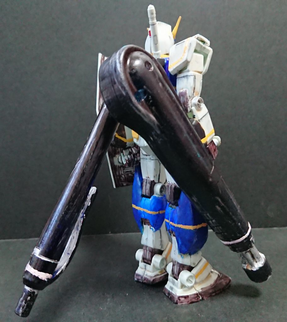 プロペラントタンクはボールペン「サラサ」の0.5mm。大型フレームランチャーは「seed」という修正テープと多色ボールペン(4色とシャーペンのあれ)の中に入ってるプラの円筒で作製。