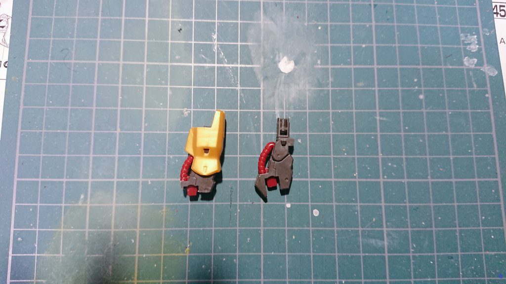 百式とネモの足を接合してる膝関節です。左が加工後、右が加工前です。かなり手を加えているのが分かると思います。