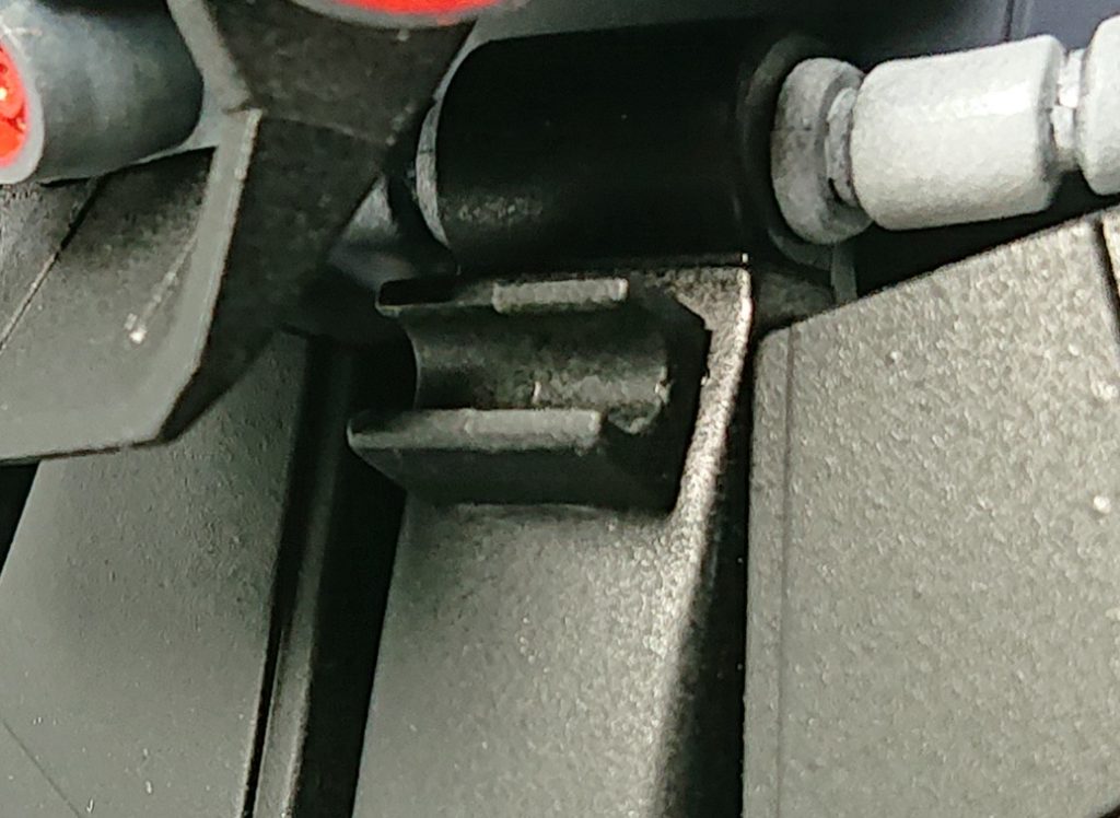 ビームサーベルは腰にマウントできます