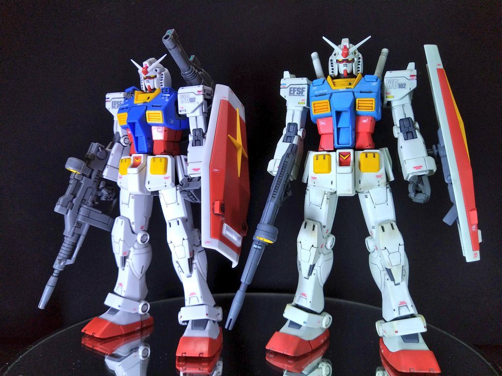 簡単仕上げの前期型と。塗装はクレオスのラッカー、アニメカラービン生でエアブラシ仕上げ。実験的に墨入れを水溶きアクリルで実施。つや消しでトップコート。アニメカラーの白はかなりグリーンに振ってるのが並べるとわかります。水溶きアクリルでの墨入れはエナメルの臭いなく作業できて便利