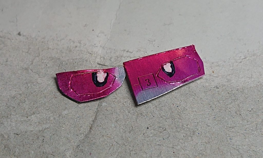 瞳は自分で書きました。