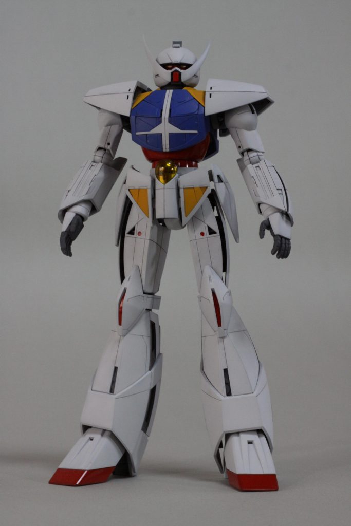 頭は側面を盛って、より丸顔にしています。髭は切り離して隙間を広げています。腕は設定画の右腕のデザインに近づけました。胸の模様も少し直しています。