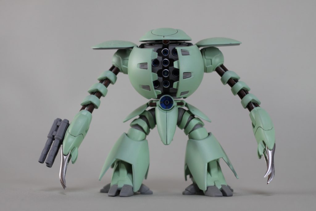 目と腕をいじっています。腕は針金とバネみたいなものを貫通させて通したのですが、何年か前に作った物なので錆びてました。