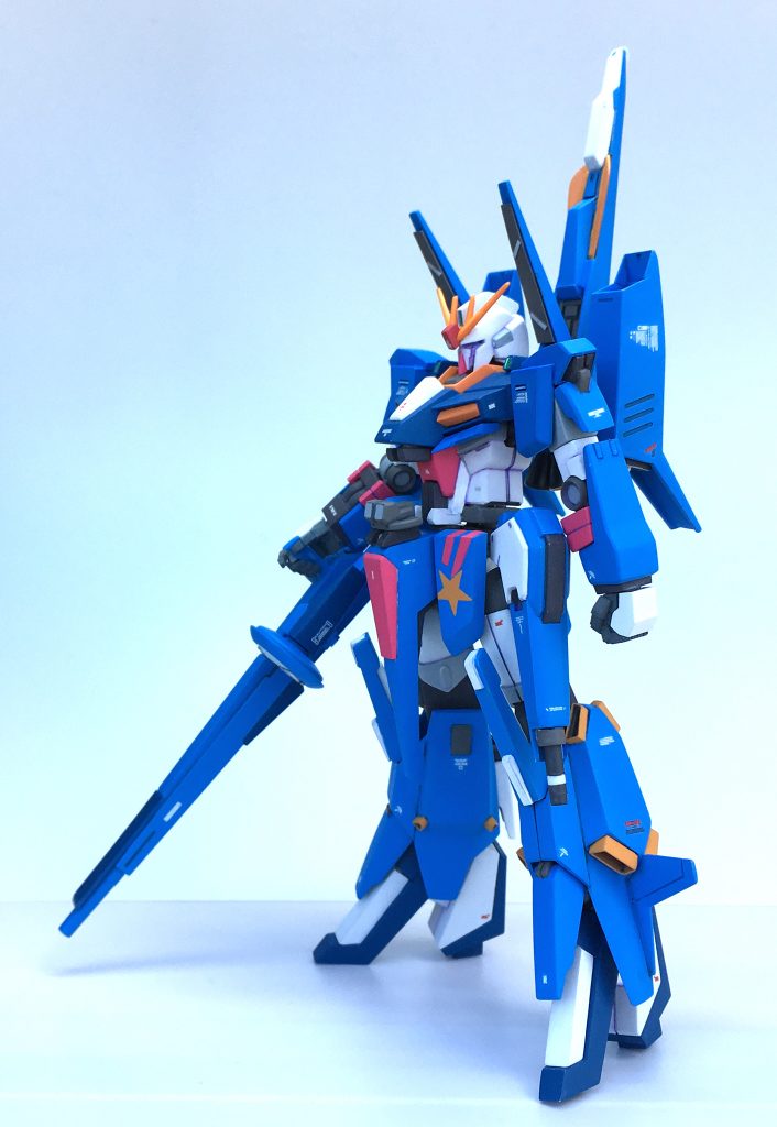 塗装はアクリジョンベースカラーで筆塗り、エナメルで墨入れしてプレミアムトップコートで仕上げました。アクリジョンベースブルーが皮脂で溶けたりエナメル溶剤で溶けたりクレオスの1000番サフに食いつきが悪かったりで苦労しましたが何とかなるもんですね。マーキングはバンダイのガンプラデカールUC汎用とハイキューのコーションデカール。塗膜が厚くなるのを嫌って艶消し面にデカール貼りましたが、シルバリング気味のところがいくつか出ました。パーソナルマークはあのパイロット想定です。アーガマに来る前はアナハイムでテストパイロットやってたんじゃないかしらーっていう。んで主任技術者は0083に出てきたﾆﾅﾊﾟｰの同僚のメガネ☻