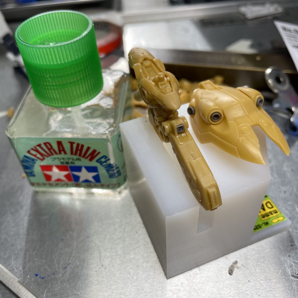 本体の合わせ目消し、コトブキヤやwaveのオプションパーツの接着は、タミヤの通常の流し込み接着剤で問題なく行えました。