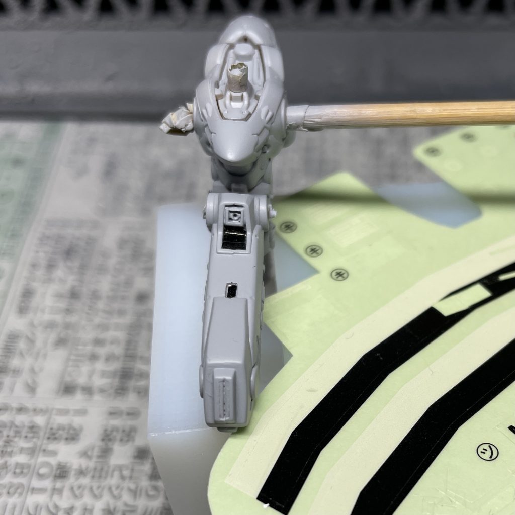 腹部のへこんだ部分は、メガ粒子砲と解釈してディティールアップ。接着して隙間のできる部分は、シールを貼ってごまかしました。