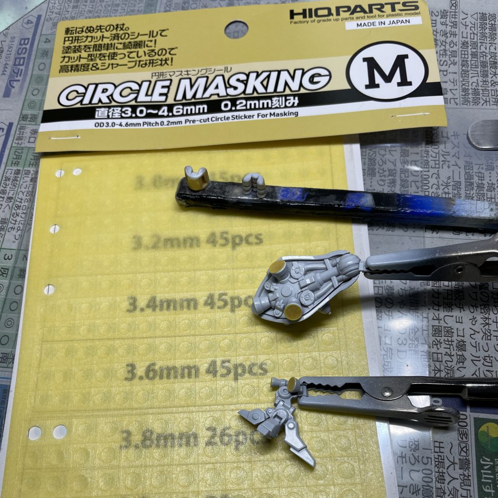 HIQ partsの「円形マスキングシールM」が、ナイチンゲールのバーニアのマスキングにちょうどいいです。パーツ全体を白で塗った後にバーニア内をキャラクターイエローで筆塗りし、マスキングしてから、バインダー内メカ部パーツをグレーで、脚パーツなどを赤でエアブラシ塗装しました。