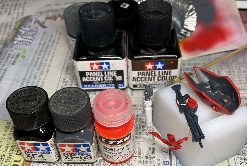 パーツをばらした状態で、タミヤのスミ入れ塗料を使ってスミ入れしました。プロペラントタンクの赤いラインは、試しにガイアエナメルカラーの蛍光レッドを使って墨入れしています。装甲裏のスミ入れをしない部分は、タミヤエナメルカラーのジャーマングレイで塗りつぶしました。
