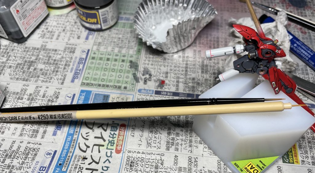 何年も前に購入した新品の極小面相筆を使ってマーキングしました。