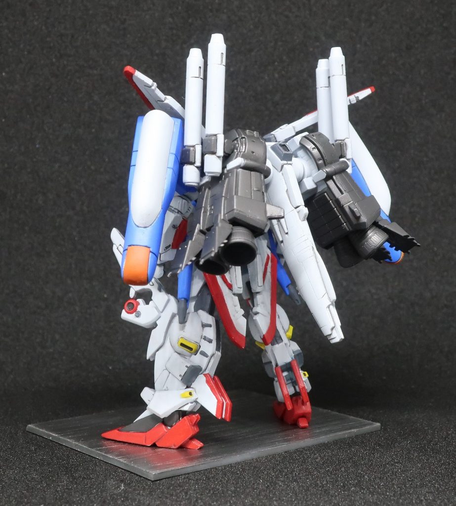 肩や腰、足後ろの羽状パーツのフチを最初間違えて青で塗ってました。色の参考にした画像が旧MGの素組みのもので、色分けされてなかったため完成直前まで気づきませんでした。