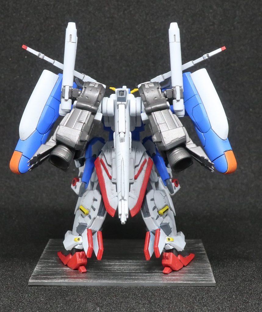 すごいボリューム感。この後ろの重さ、当然自立しないので立たせるための補助パーツが付属しています。が、結構目立ってダサいので台座を自作しました。