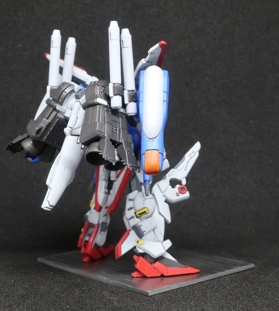 実は仮組みをしなかったので、完成するまでは補助パーツなくても立つんじゃないか?と思ってました。なので台座は本体完成後に急遽作りました。