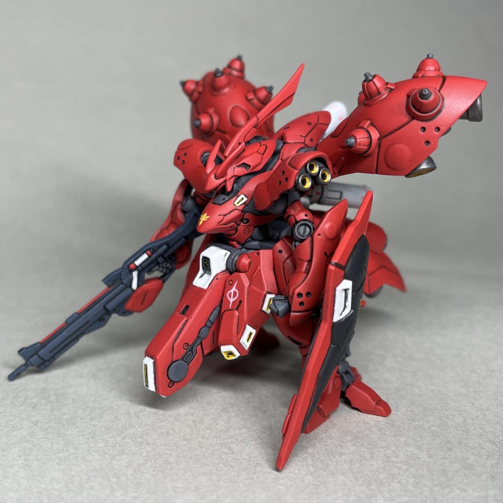 バーニア内側のエナメル塗料では塗りにくい奥まった部分の書き込みに、「ガンダムマーカー スミいれ用ブラック 極細油性」を使いました。以前はマーカーを敬遠してましたが、筆だと塗りずらい部分を簡単に塗れて便利です。