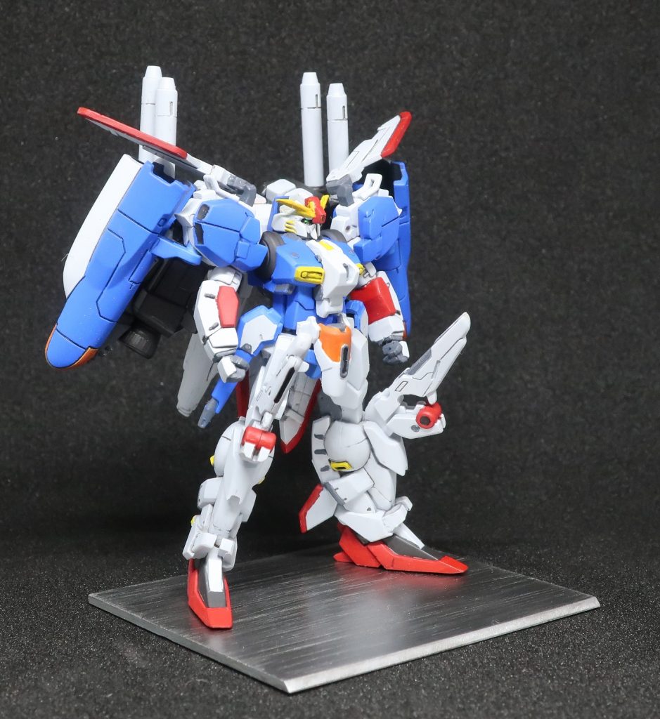 台座はプラ板に荒いヤスリで傷をつけてヘアライン加工?風にしてみました。ちょっとヤスリが荒すぎ+失敗して真っ直ぐでない傷が付いてしまった部分がありますが、急遽作ったにしてはマシなものができたと思っています。