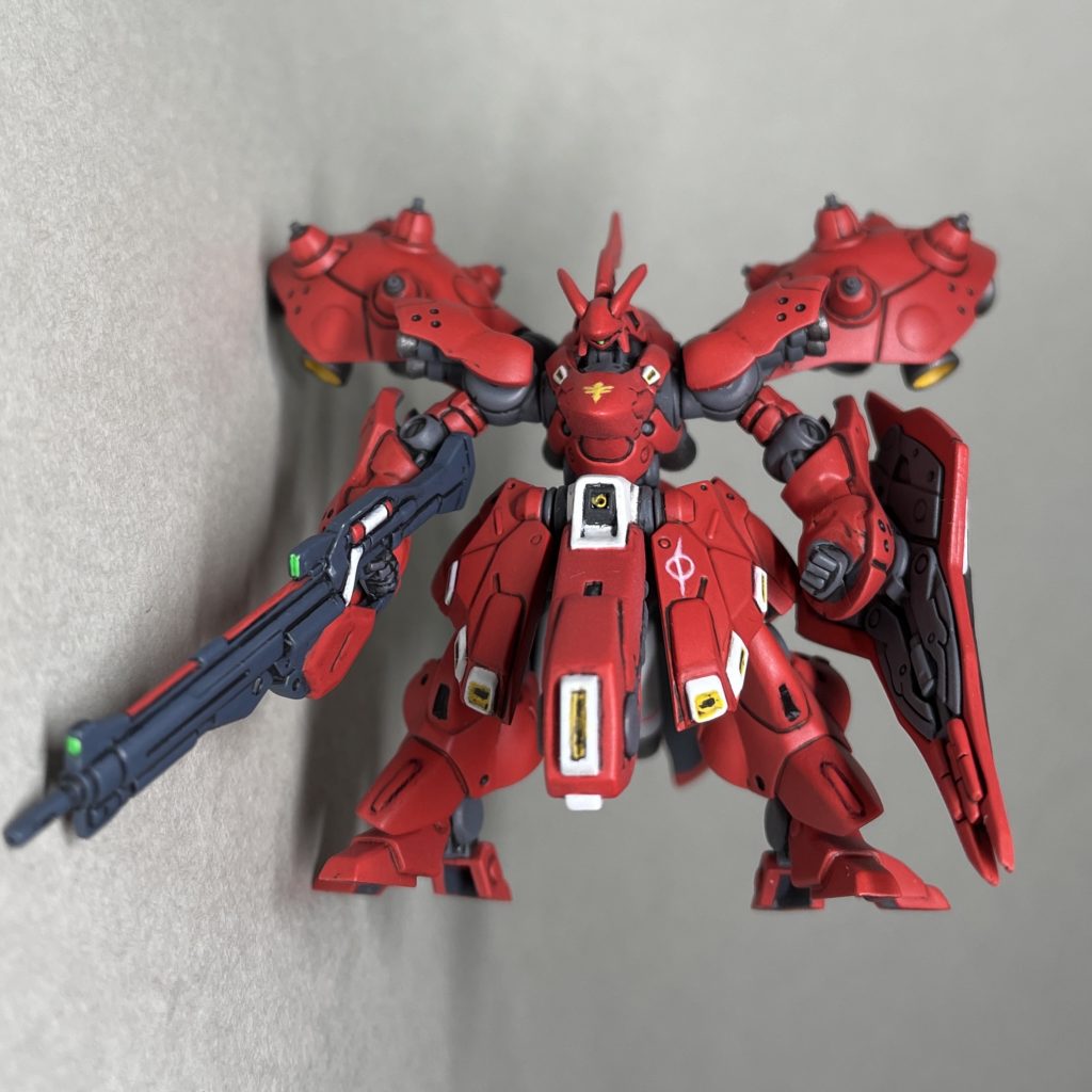 モノアイが見える角度から造形がしっかりしているので、モノアイは、それほど気を遣わずに塗れました。