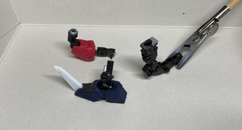 延長工作のため、腕と脚の軸が奥まで入らないように適当に加工したパーツ（銀色に塗装した部分）を貼りました。