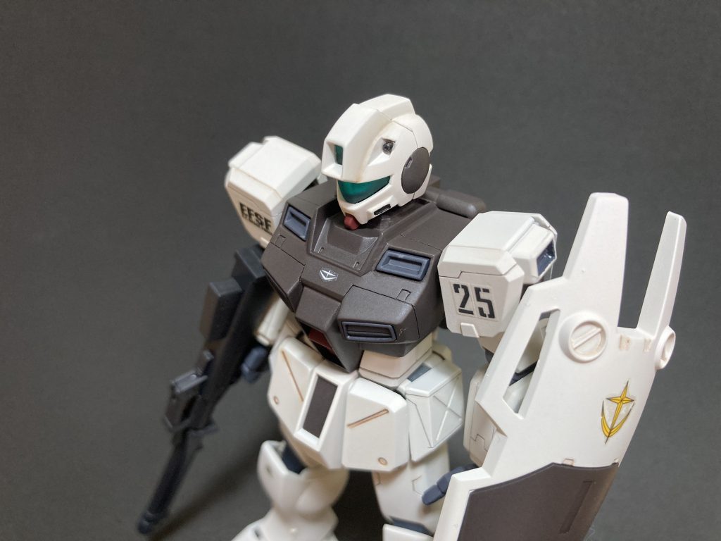 胸部アップ:デカールは控えめで適度な感じにしています。