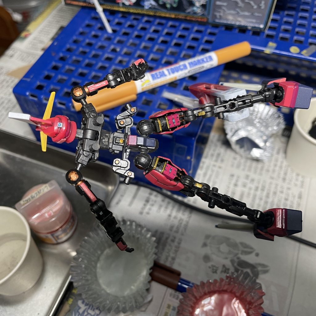 フレーム塗装うしろから　フレーム基本色は成型色のままです。今回は気楽に塗装したので、丸いパーツの境界は攻めず、平らな面だけに塗料を乗せました。銀地にリアルタッチマーカー リアルタッチイエロー1での金色表現を試しましたが、汚しをしない場合は他の手段の方がきれいに仕上がる気がします。塗装中にさわってこすれたからか、ほとんどシルバーに戻ってしまった部分もありますが、そのままになっています。リアルタッチマーカーをツヤありの部分に塗る場合は、触ってはがれないように後の方の工程で塗った方がよさそうです。