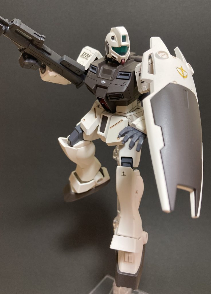 ポーズ2:ボディーカラーのダークブラウンがシックな雰囲気を醸し出しています。