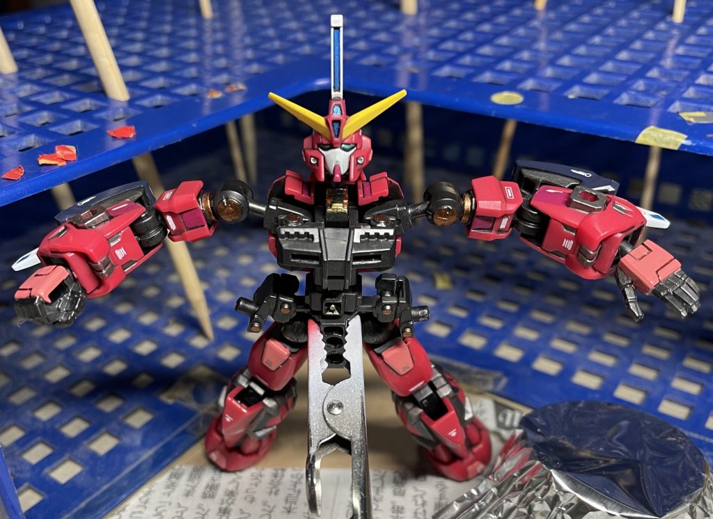 腹部ビーム砲のスキュラも塗装しました。無変形なので、完成後は見えなくなります。