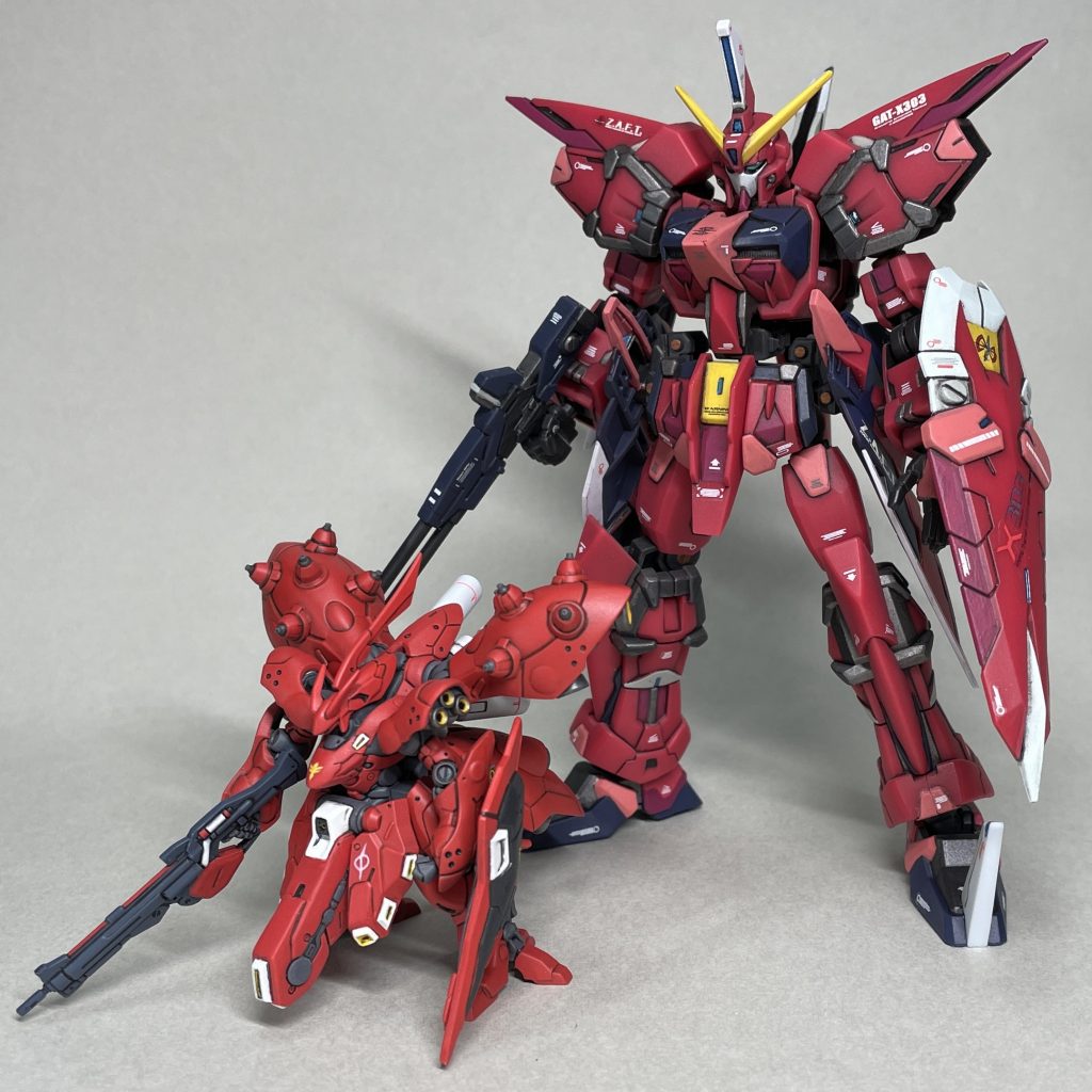 先日作ったガンダムアーティファクトのナイチンゲールと並べてみました。　今回、イージスガンダムを息抜きで作ることになった元凶です。ナイチンゲールの境界塗り分けに疲れ切り、今回のイージスガンダムでは、これまででは考えられないくらい妥協点を低くして、ヘッドルーペを極力使わずに製作しました。