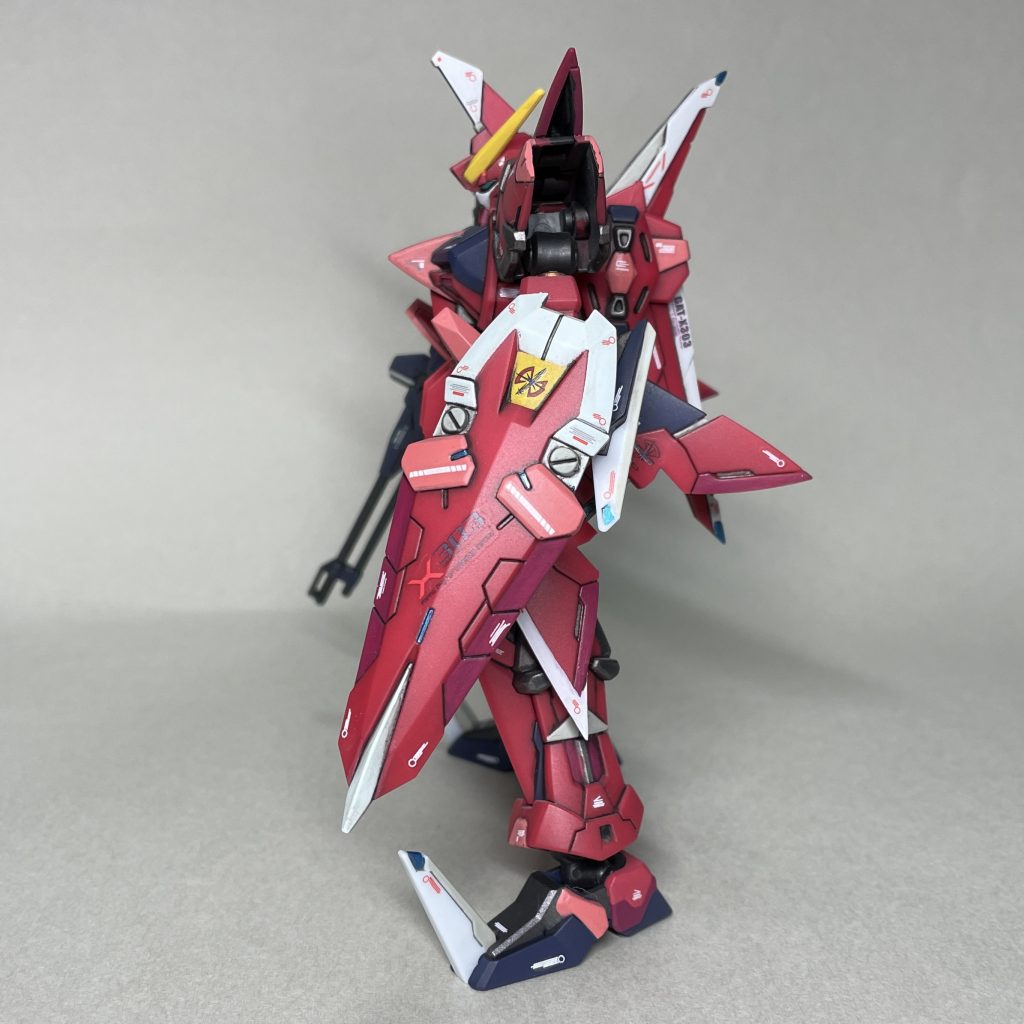 横から機体番号のマークをななめに貼ったので、ザフトのマークもそれと平行に貼りました。