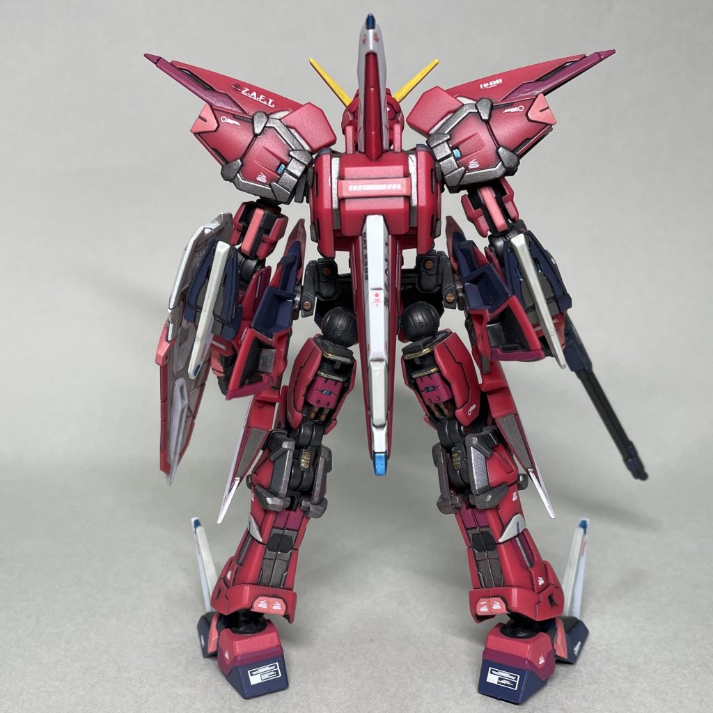 うしろフレームの露出している部分に装甲の色を塗装して、それらしく見えるようにしました。