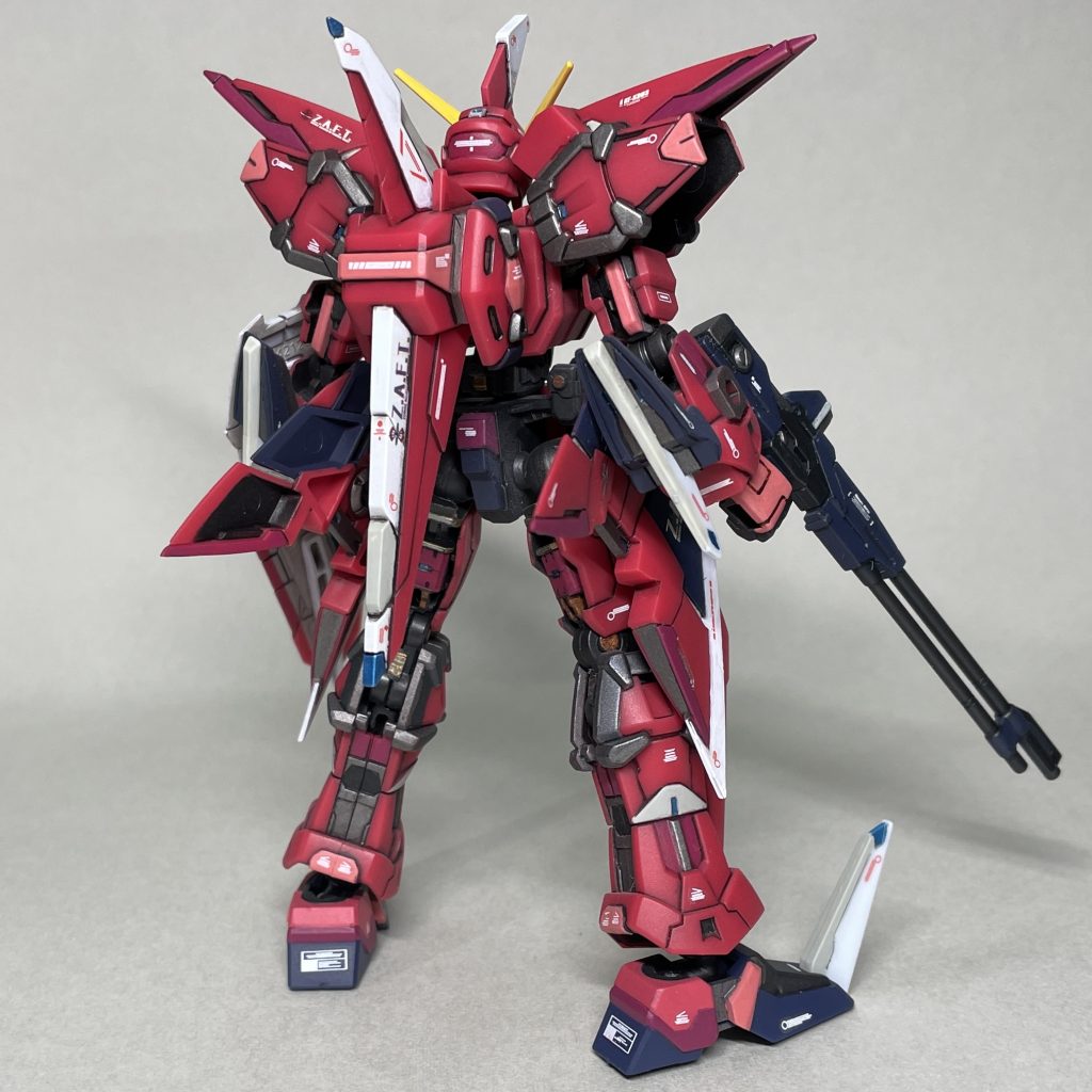 うしろ　デカールは、ガンダムデカールのseed用、ユニコーン用、ガンダムOYW用などを貼りました。デカール貼りに失敗した部分は、けっこうそのままになっていたりします。　後ろから見ると、バインダーの肉抜き穴が目立ちます。シールド裏は、充分に塗り重ねていないので、多少、赤みが残っています。