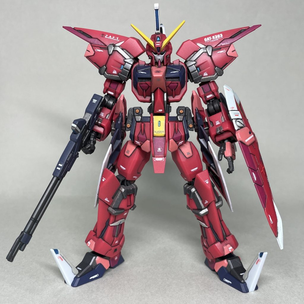 まえライフルのパーティングラインが目立ったので、ペーパーがけし、成型色を生かそうかと思いましたが、ウェルドラインが隠しきれなかったため、結局、部分的に塗装せざるを得なくなりました。