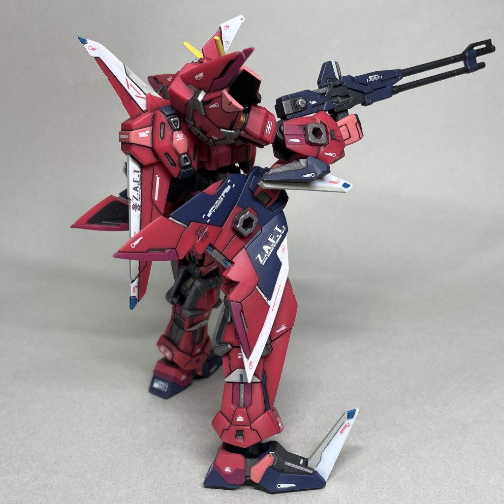 バインダーには、このようにデカールを貼りました。バインダーの上の黒っぽい部分のデカール貼りを失敗したので、他のデカールを継ぎ足してごまかしました。