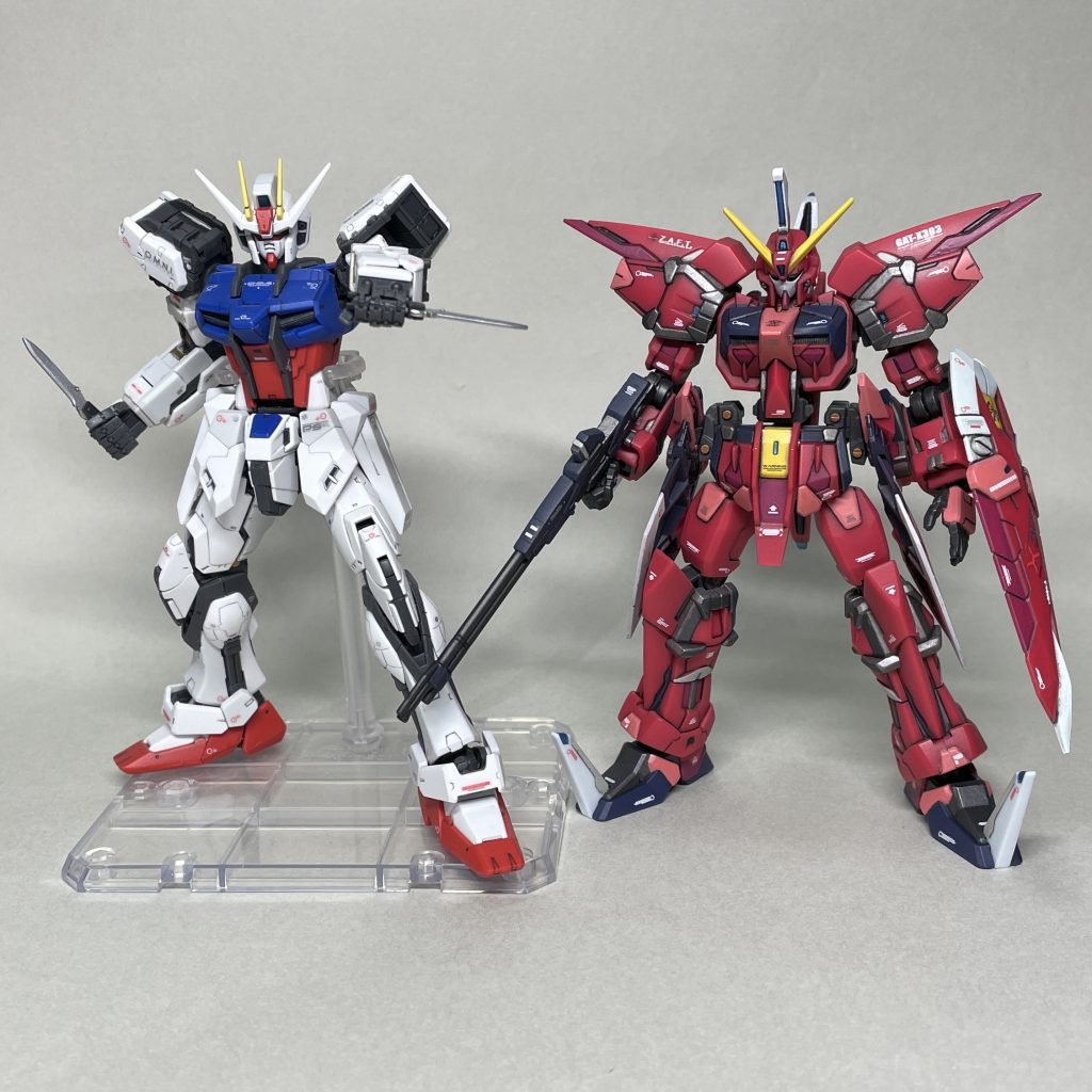 RGストライクガンダムと並べてみました。　どちらも部分塗装ですが、イージスガンダムのプラが透けて見えるので、安っぽく見える印象はぬぐえません。ここまでやるのなら、プラの露出している部分は全部塗装した方が良かった気もします。