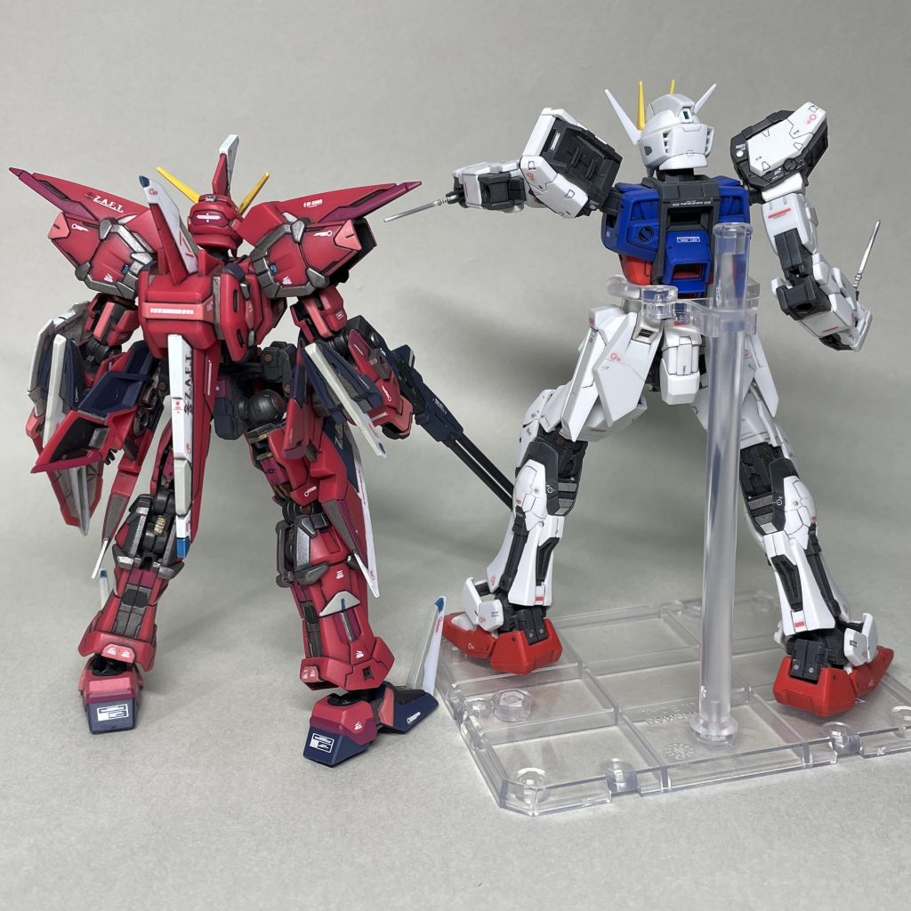 うしろから　RGストライクガンダムは、アーマーシュナイダーのみの状態ですら立ち続けられる信用がないので、スタンドで保持して飾っています。初戦闘シーンの印象が強いので、武装はこれしか作っていません。