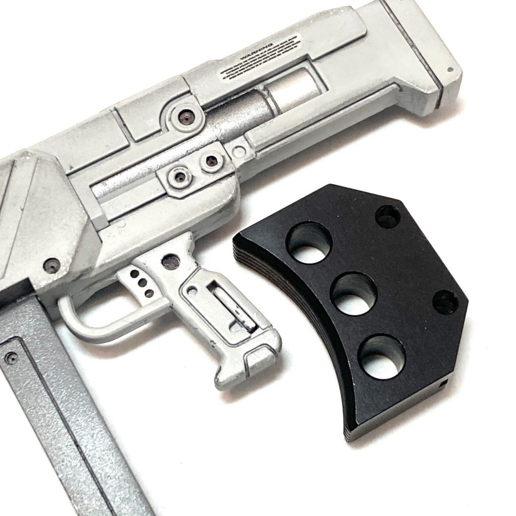 隣は実物の1911用カスタムトリガー。