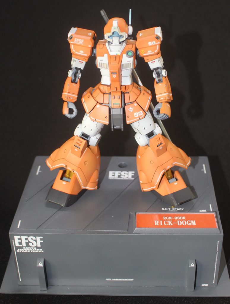 正面と展示ベース試作機といえばオレンジですよね??ベースは1.5mmプラ板を切った貼ったで製作してます。プレートはwaveの三角棒を組み合わせて製作してます。