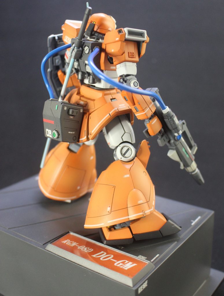 背面オリジナルの高出力ビームスプレーガンはこのエネルギーパックからブルーのケーブルを通じて供給されています。※エネルギーパックはMGガンダムmk-2のバズーカパックをプラ板で幅を持たせて製作してます。