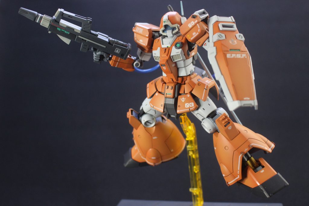 メイン武装はオリジナルの高出力ビームスプレーガンです。エネルギーは背部に装着しているエネルギーパックから供給されているという設定で。シールドは食玩のGフレームのジムの物から改造しています。