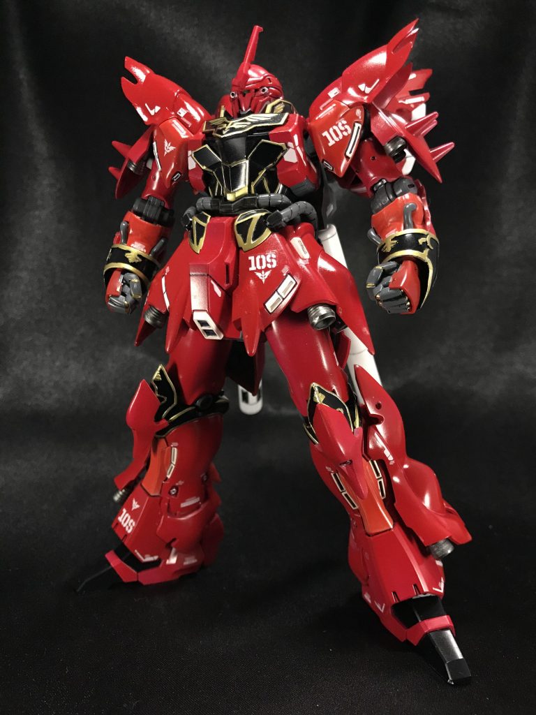 今回、全塗装するにあたりRGのように各部位によって装甲の色の微妙な違いを表現してみました。肩や脛の少し明るい赤は朱色で塗装してみましたが、バウ(グレミー機)のような色味になりましたね。肝心の濃い部分はなんと、タミヤのデコレーションカラーの「いちご」です←