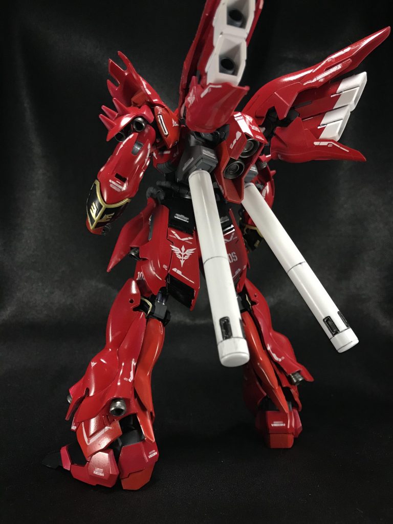 実はこのシナンジュは、会社の上司の方に捧げるために作りました。要望としては「もう好きに作ってくれたらいい」との事だったので、どう改造しようか・・っとか仕上げ方はどういう方法にしようか散々悩みました。ミキシング等の改造はちょっと案が思い浮かばなかったのでスルー。 じゃ、模型の醍醐味と言えば・・「汚し」お金を払えば精巧なフィギュアとか買えるワケじゃないですか。でも汚されてる完成品アクションフィギュアとかってあんまり無いと思うんですよ。だからウェザリングを施したシナンジュを届ける事こそがプラモデルを魅力を伝えるのに一番だ!っと方向性が決まり作っていきました。