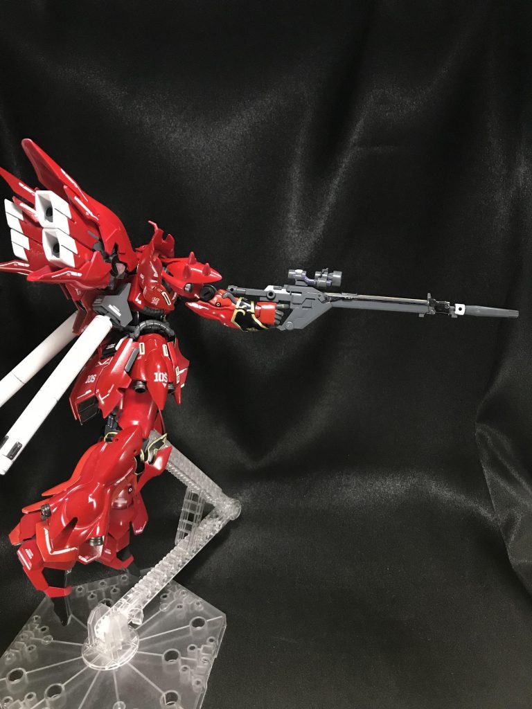 ゼネラル・レビル戦の時の狙撃ですね!ジェガンがあればシールドで串刺しにしたり、降り注ぐミサイルの中ジェガンを蹴って反動で後ろへ反り返るシーンなんかも再現したかったんですけどね^^;各バーニアノズルは黒に塗ってからメッキシルバーNEXTを吹いてみたんですが、ピカピカのメッキというよりかはまだ黒が強いですね。もう少し重ね塗りしようか悩んだんですが、これはこれで重厚感があるので止めておきました。