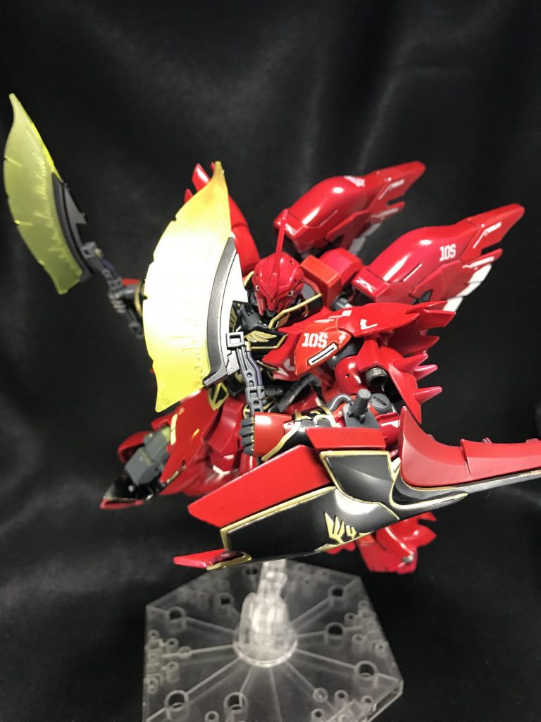 ビームアックスの柄の部分はガンメタグレーだったかで塗り分けています。これによって武器もちょっと重みがある質感が出たんじゃないかなと思います!