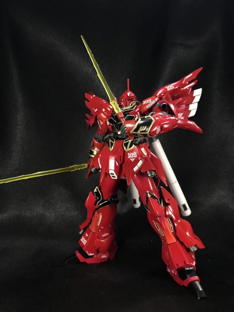 しかし、一回目のトップコートを吹いた時点でシナンジュ自体の造形美に完敗。美しく仕上げようとあっさり方向性を変更(笑これでもプラモデルの魅力は伝わるハズ!また、フロントアーマーや肩の下等のスラスターは元々黄色だったんですが、白のほうが高貴な雰囲気が出るかなと思って変更してみました。