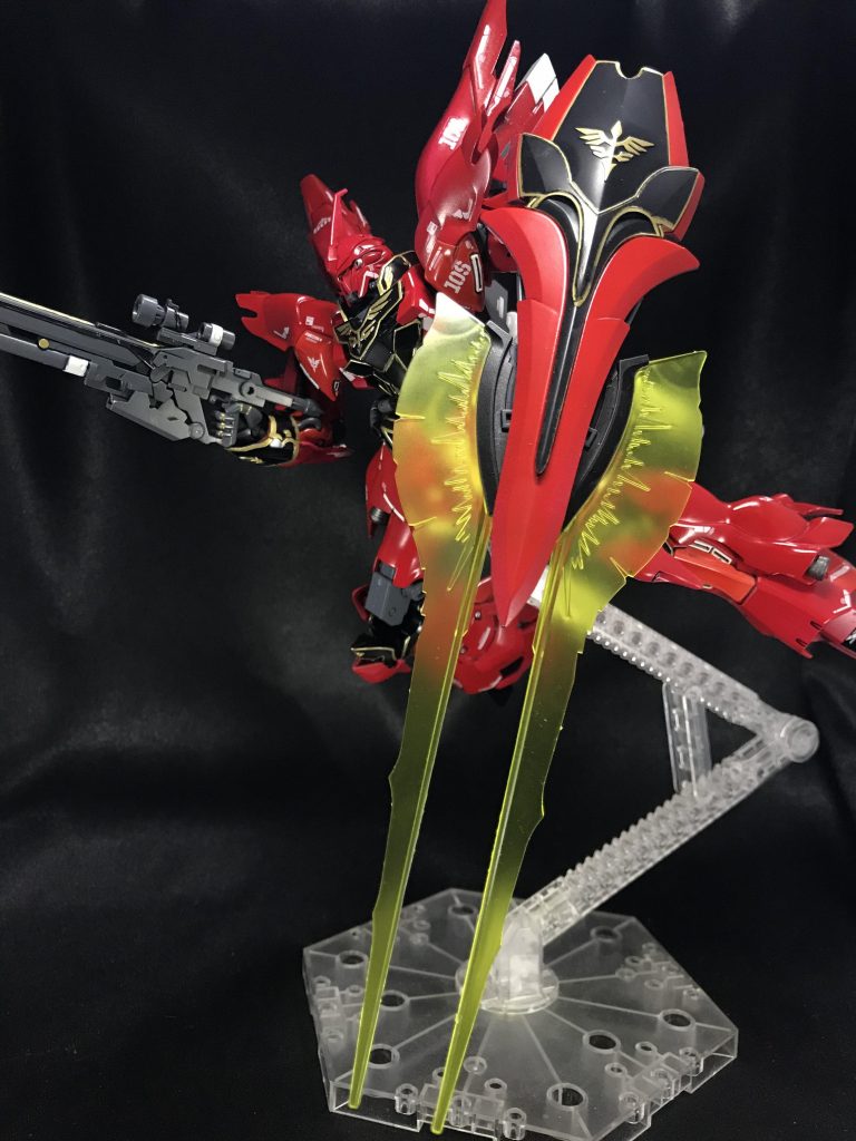 でもシールドにビームアックスを取り付けた状態でビームが出てるのもカッコ良いんですよねぇ~っ!!シナンジュ自体も結構大きな機体なので、もうとにかく迫力があるんですよねっ!(皆さんそんな事言われなくても知ってると思いますが、私は人生初シナンジュなので若干興奮しております。どーぞ生暖かい目で見守ってあげて下さい)