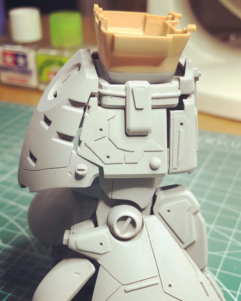 胴体も脚部もかなり延長。