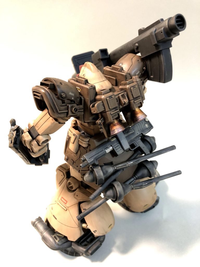 装備類は標準設定通りリヤにモリモリ搭載してます。ショルダーバーニアハッチも開き左右の俊敏な動きにも対応。