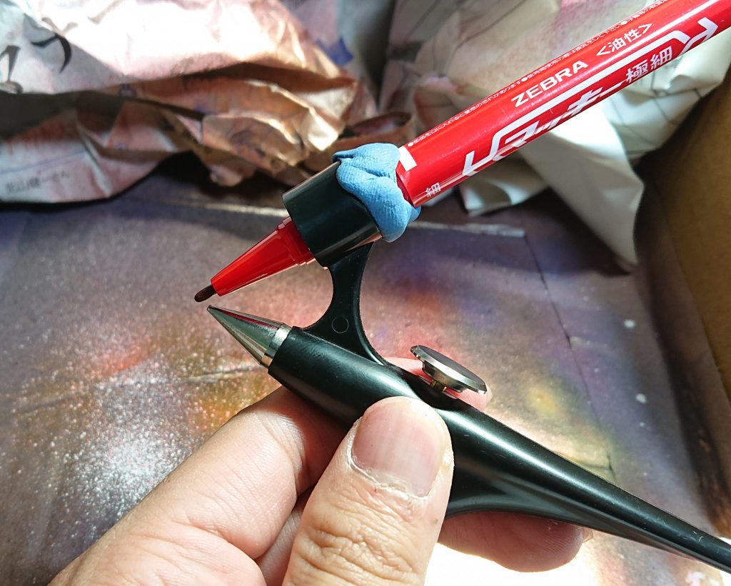 クリアパーツや額のセンサー、目はガンダムマーカーエアブラシとマッキーを組み合わせたもので塗りました。